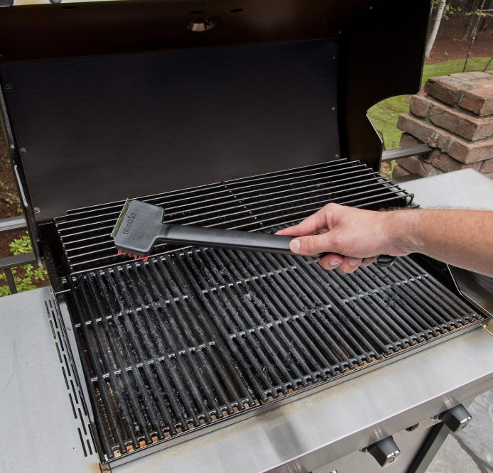 Char-Broil Cepillo de cerdas de nylon standard con raspador (A)